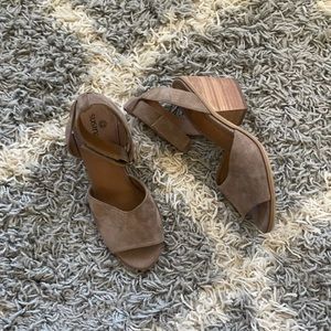 New susina taupe suede ankle strap sandals size 5